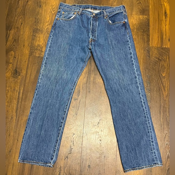 Men’s Levi’s Button Fly 501 Jeans Traditional Blue Denim Attached Tag W35 L30 - Picture 3 of 10